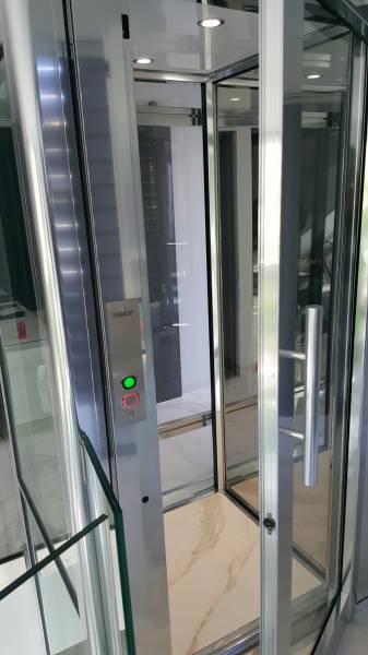 Commercialisation et installation de l'ascenseur privatif DOMUSLIFT CHROME dans toute la région PACA