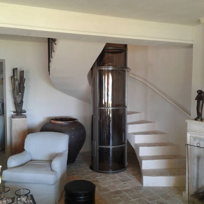 Elévateur pour escalier en colimaçon rond vitré panoramique en intérieur de villa Saint Tropez 83