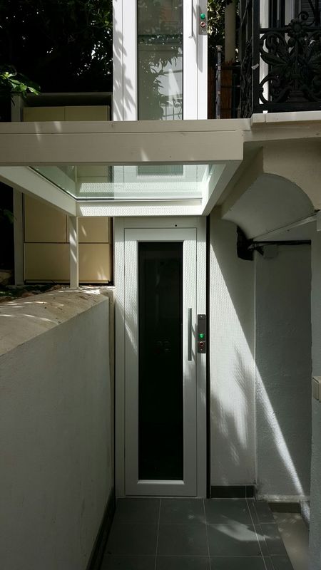 Intégration ascenseur très petites dimensions en extérieur de maison avec espace limité à Nice alpes maritimes