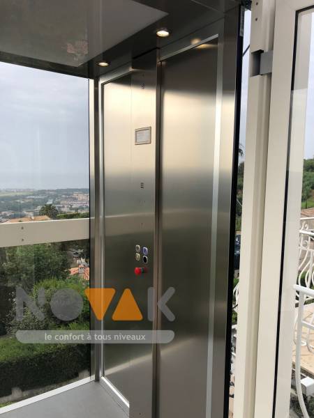 Installation de l’ascenseur vertical InDomo de marque LIFTINGITALIA au sein de lieux publics comme privés en intérieur ou extérieur à Saint Raphaël (83) dans le Var et ses alentours en région PACA