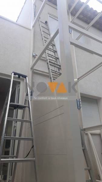 Montage d’un ascenseur privatif Gearless électrique Suite Lift de marque NOVA ELEVATORS à Saint Tropez en région PACA