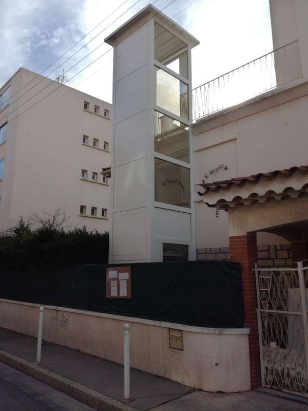 Ascenseur élévateur en structure acier autoportante et portes coulissantes en extérieur de maison à Toulon dans le VAR