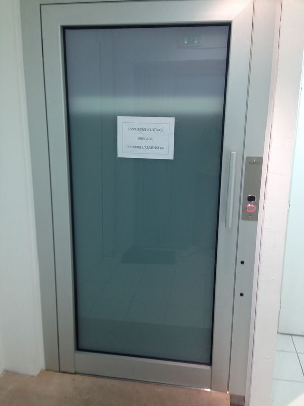Ascenseur privatif intérieur de magasin La Garde Près de Toulon dans le Var
