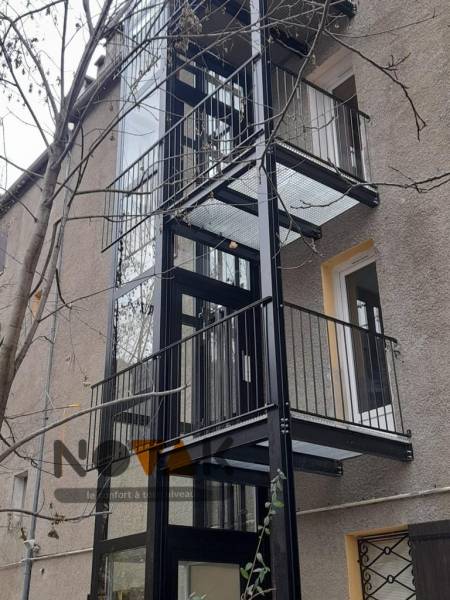 Installation de l'ascenseur privatif vertical hydraulique Domuslift de marque IGV à Avignon (84) et en région PACA