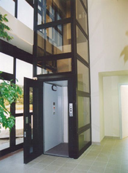 Ascenseur privatif DOMUSLIFT pour particulier en intérieur de villa