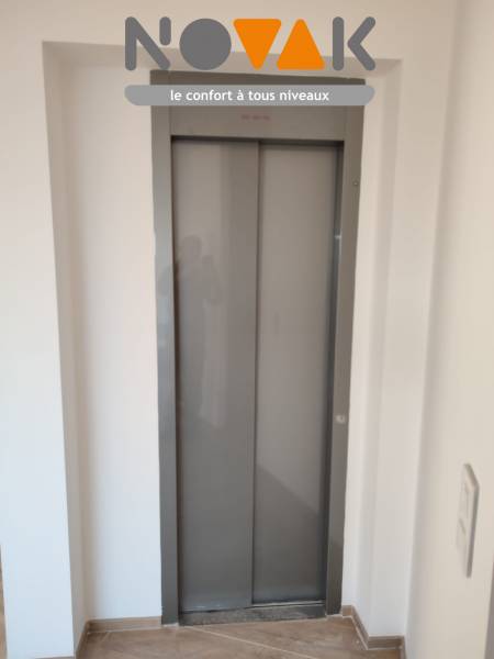 Petit ascenseur InDomo de marque AREALIFT en structure à l’intérieur d’une villa dans le but d’aménager l’accessibilité