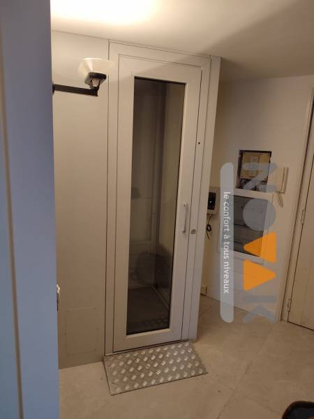 Commercialisation et installation du petit ascenseur privatif de maison pour personnes âgées DOMOFLEX d’AREALIFT plateforme élévatrice de maison en région PACA