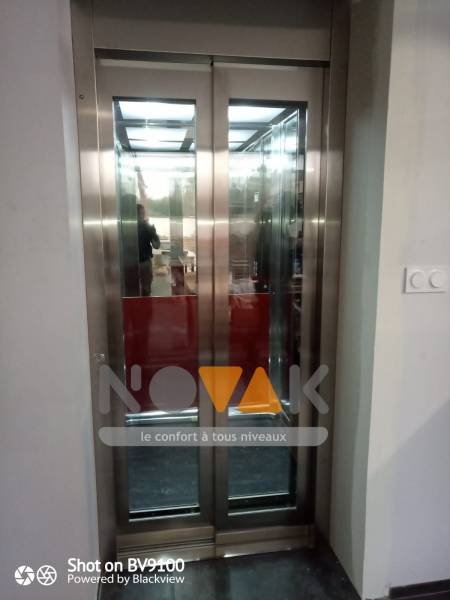 Equipement d’un mini-ascenseur domestique InDomo d’AREALIFT avec portes coulissantes en intérieur de propriété privée pour particulier à La Crau (83) dans le Var en région PACA 