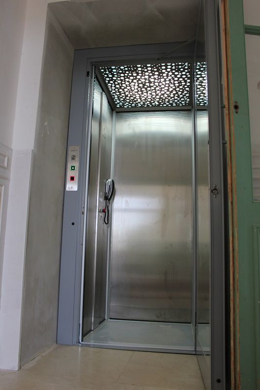 Mini-ascenseur DOMUSLIFT installé en gaine maçonnée au sein d'une maison bourgeoise ancienne en région PACA