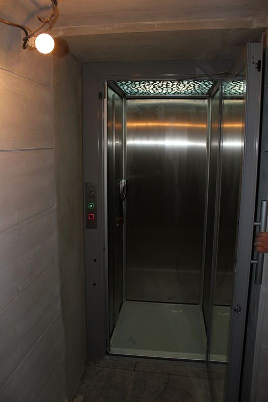 Mini-ascenseur DOMUSLIFT installé en gaine maçonnée en région PACA