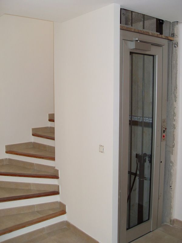 Ascenseur privatif de type small installé dans une maison du LAVANDOU dans le var