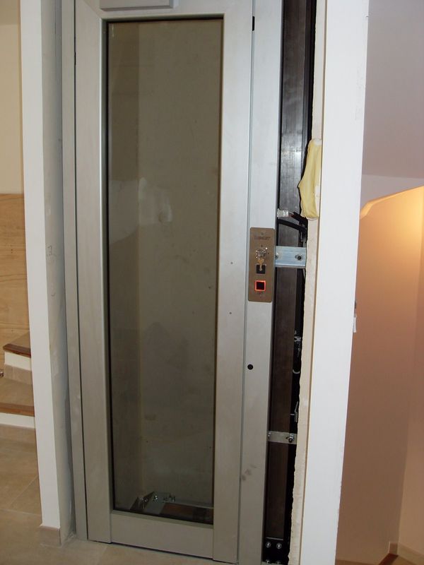 Installation d'un ascenseur privatif SMALL dans l'escalier d'une habitation