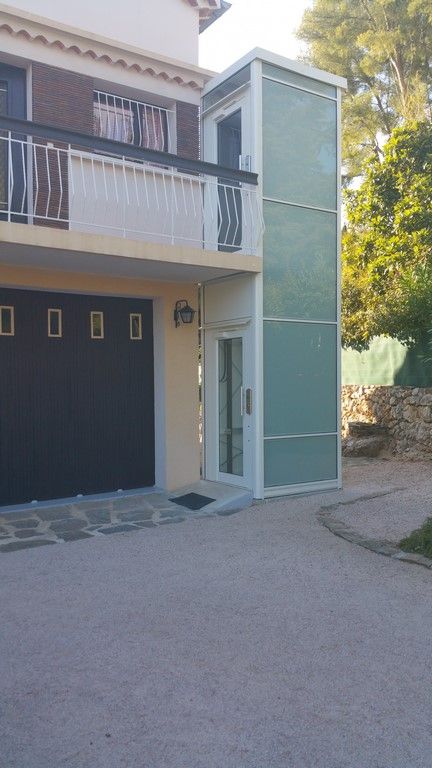 Réalisation d'un élévateur privatif en extérieur avec structure à Toulon dans le Var en région PACA