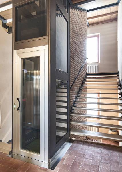Mise en place d’un mini-ascenseur hydraulique de maison Stairfit de marque LiftingItalia/AREALIFT en intérieur en région PACA