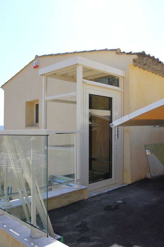 Installation en extérieur d'un ascenseur privatif dans une villa en région PACA